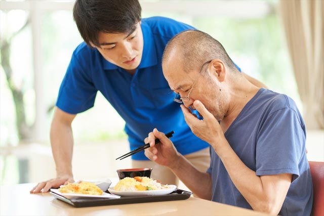介護側の食事指導④飲み込む力が低下したときの対処法