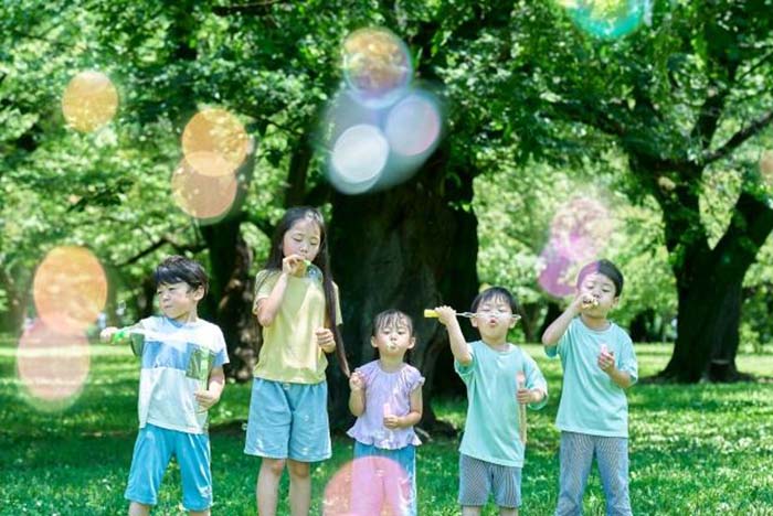 シャボン玉で遊ぶこども