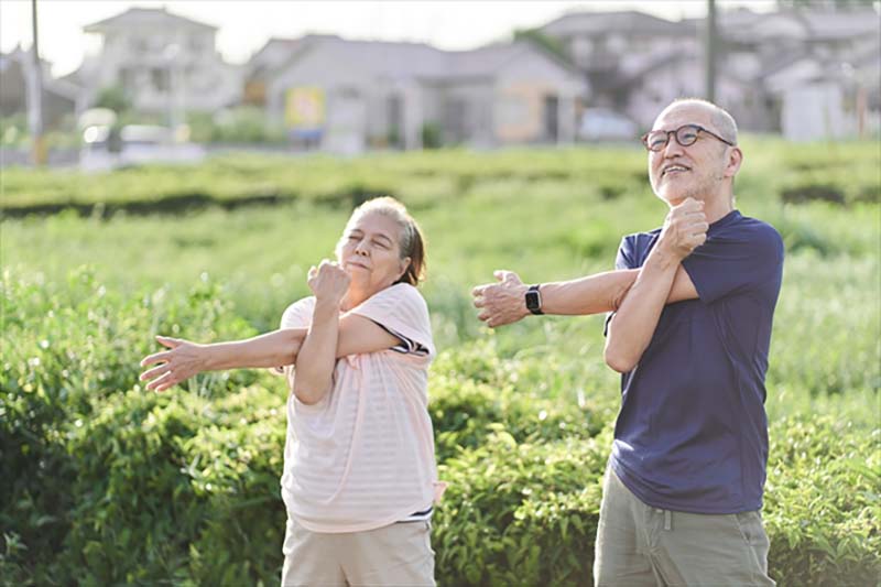 老夫婦のストレッチ