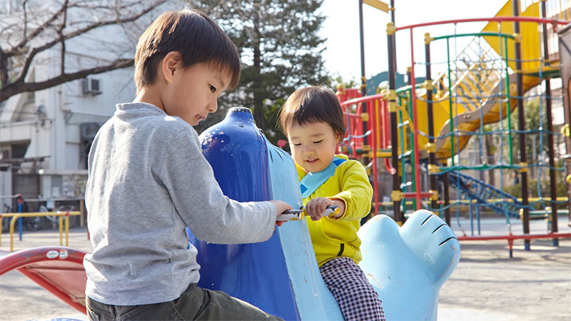 公園で遊ぶ子供たち