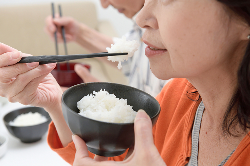 食事をする女性