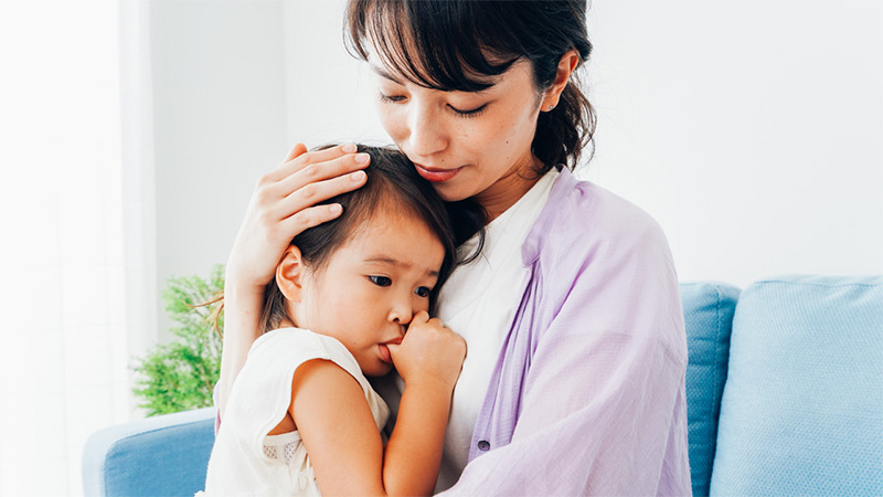 子ども抱きしめる